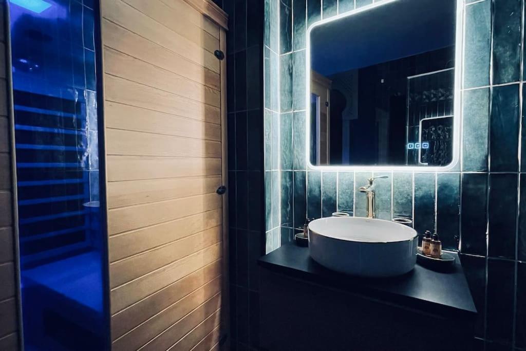 L' Orientale / Jacuzzi / Sauna Apartment Chateau-Landon